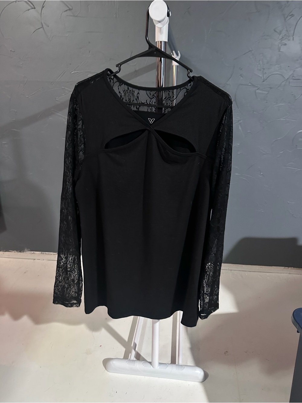 Livi Active Black Lace-Sleeve Twist Cutout Long Sleeve Top